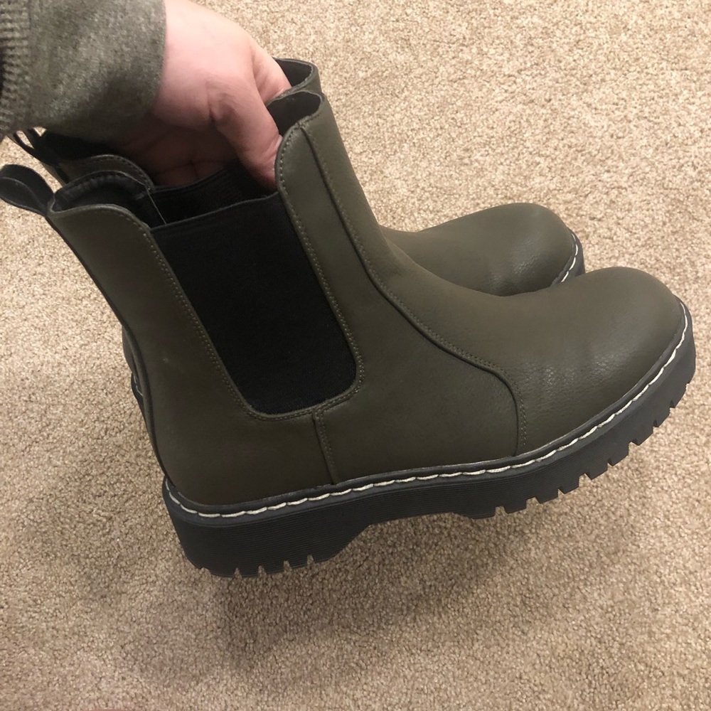 Women’s Chelsea Boots 10